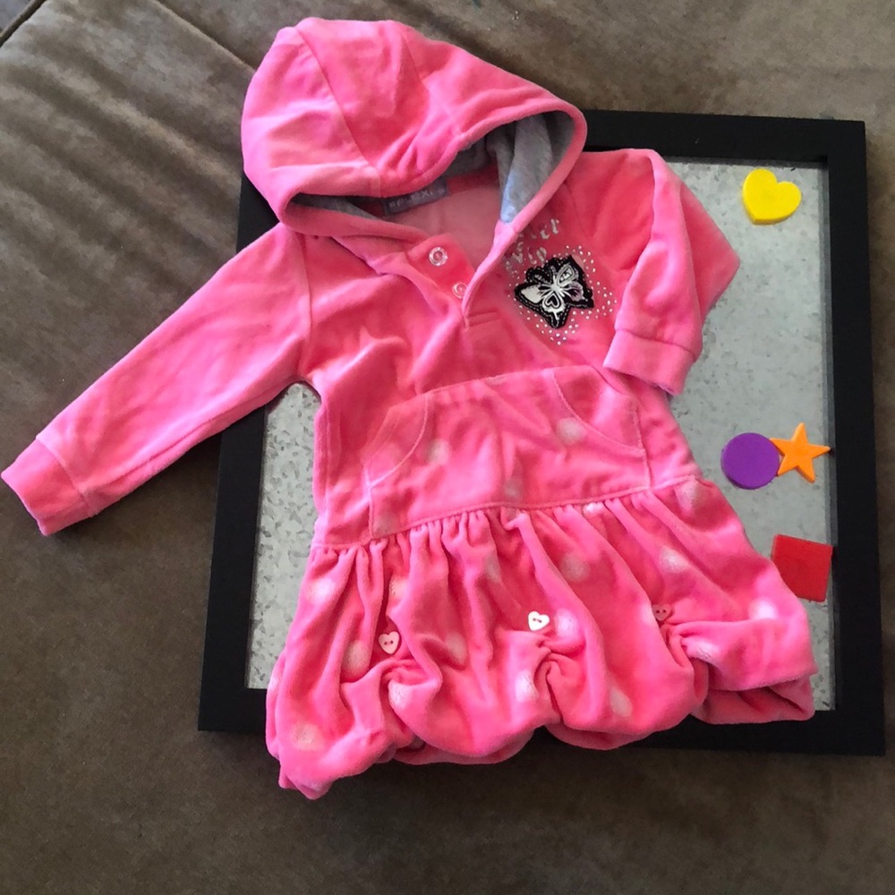 Infants velvet dress with a hood and snap buttons.